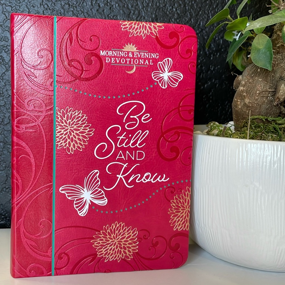 ✨NWT Be Still & Know Morning & Evening Devotional🩷